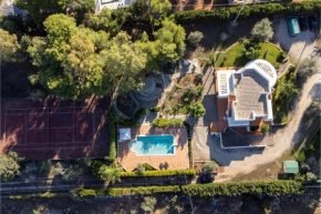 Villa Menhir with pool garden and tennis - Happy Rentals